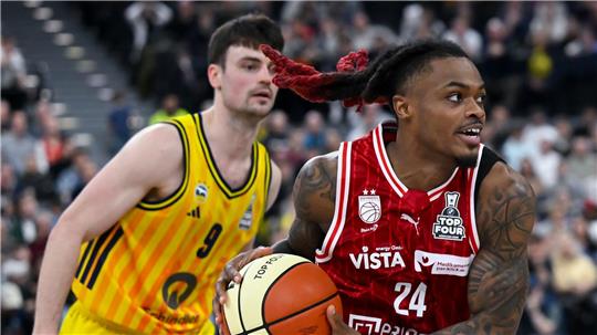 Cobe Williams (r) feiert mit Bamberg den Pokalsieg.