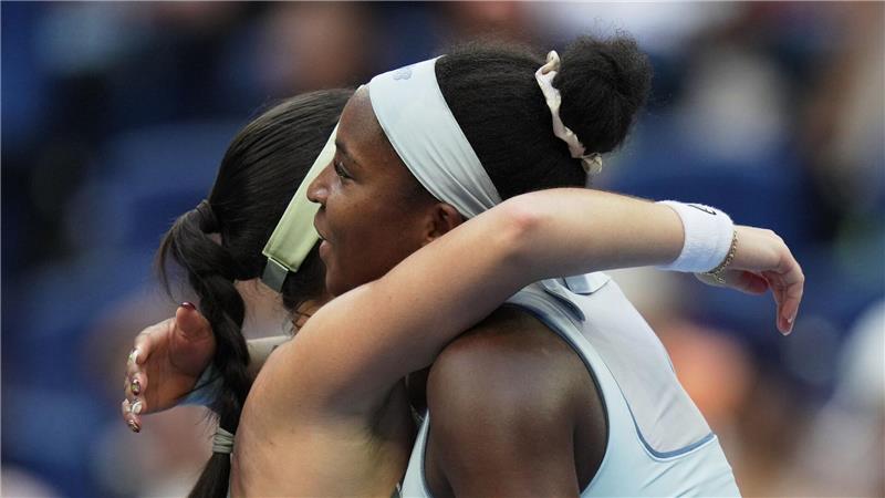 Generation Freundschaft um Lys: „Macht Karriere schöner“ Coco Gauff (r) umarmt Eva Lys nach einem Match. (Archivbild)