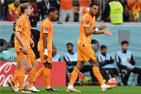 Cody Gakpo (r) stellt mit seinem Führungstreffer die Weichen Richtung Achtelfinale.