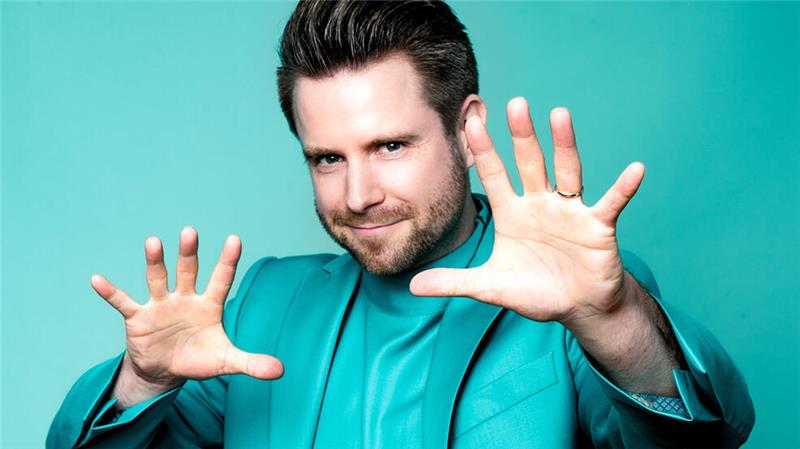 Magie als „Quelle der Freude“ in der Wunderkammer Cody Stone unterhält das Publikum in einer magischen Atmosphäre.