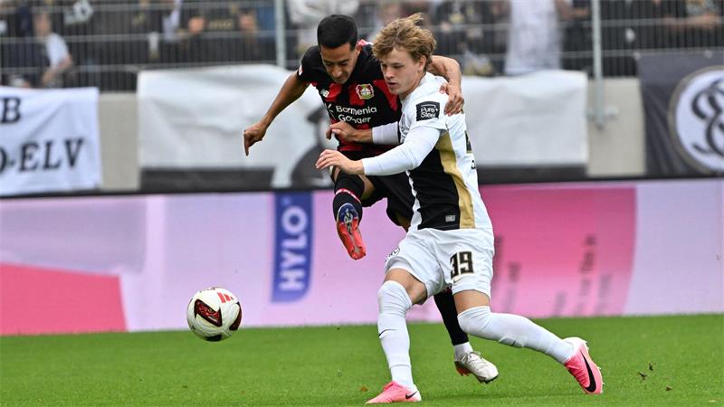 Elversberg feiert Traumstart beim 3:2 gegen Leverkusen Cole Campbell (l.) und die SV Elversberg: viel Widerstand bei der Premiere.
