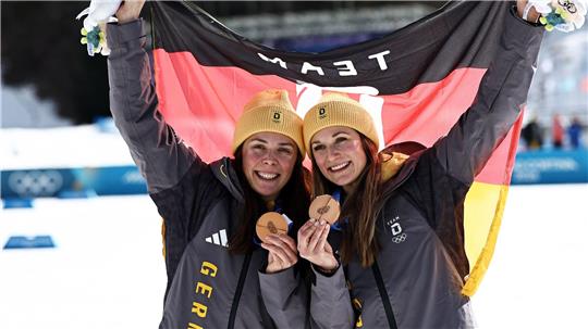 Coletta Rydzek (l) und Laura Gimmler haben die erste Medaille für die deutschen Langläuferinnen bei diesen Winterspielen gewonnen.