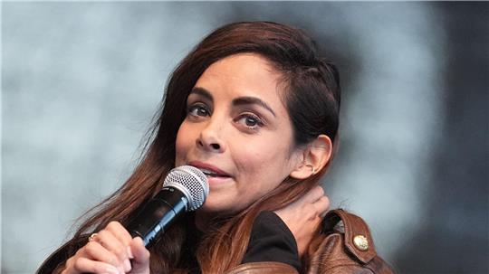 Collien Fernandes, Schauspielerin und Moderatorin, spricht auf der Bühne auf dem Hamburger Rathausmarkt während der Demonstration gegen sexualisierte Gewalt gegen Frauen.