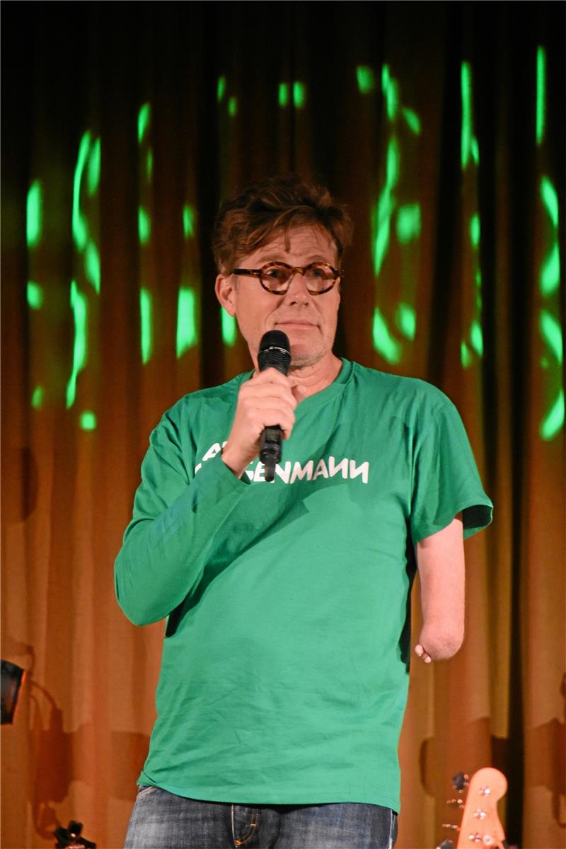 Ein Fest für Gemeinschaft und Teilhabe Comedian Martin Fromme fordert die rund 150 Gäste im Lindenhof heraus.