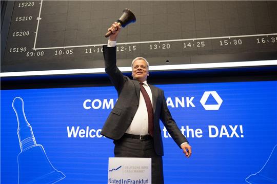 Commerzbank-Chef Manfred Knof läutet an der Deutschen Börse in Frankfurt die Eröffnungsglocke. Das Kreditinstitut wird wieder im Dax geführt.