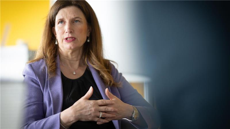 Commerzbank-Chefin Bettina Orlopp will mit ambitionierten Zielen eine Übernahme abwehren. (Archivbild)