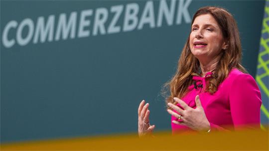 Commerzbank-Chefin Bettina Orlopp wirbt um die Treue der Aktionäre