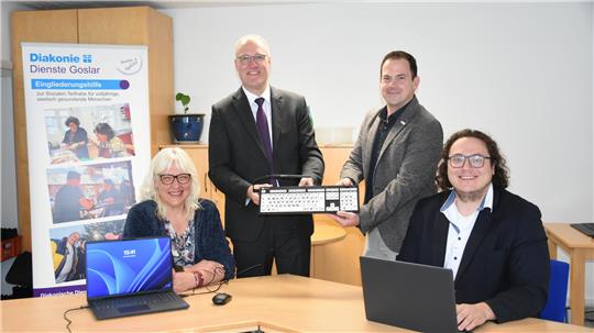 „Connected“ schult Menschen mit seelischen Einschränkungen im Netz „Connected“ soll Menschen mit seelischen Einschränkungen niederschwellig Medienkompetenz vermitteln; dafür wurde in Hardware und Menpower investiert. Das Projekt der Diakonischen Dienste stellen vor (v.l.): Datenschutzbeauftragte Manuela Varoß, Sponsor Markus Creydt, Vorstand der Volksbank Nordharz, Felix Siebert, Bereichsleiter für Eingliederungshilfe und Internetlotse Lennie Meyn.