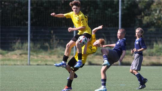 Connor Ausburg (l.) prallt mit seinem Mitspieler von der JSG Goslar, Felix Mann, zusammen. Die C-Junioren unterliegen in der Landesliga dem VfB Fallersleben mit 0:16.