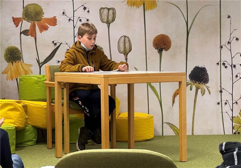 Constantin Prather liest den unbekannten Text am besten vor. Foto: Eggers