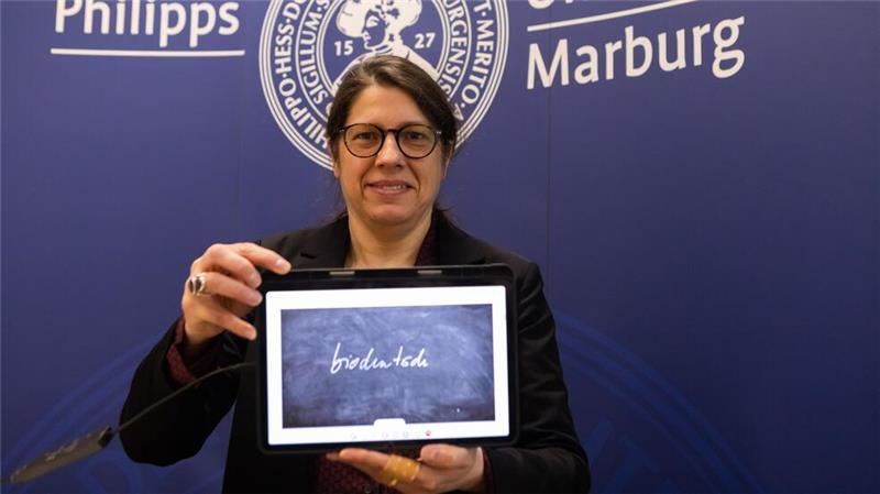 „Biodeutsch“ zum Unwort gekürt - Jury sieht Alltagsrassismus Constanze Spieß, Sprecherin der Unwort-Jury, verkündet die Entscheidung.