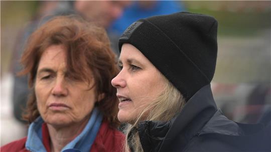 Constanze von der Meden von der privaten Rettungsinitiative für den gestrandeten Wal in der Ostsee sagt, es gibt einen Plan B für den Fall, dass der Wal sich selbst freischwimmt.