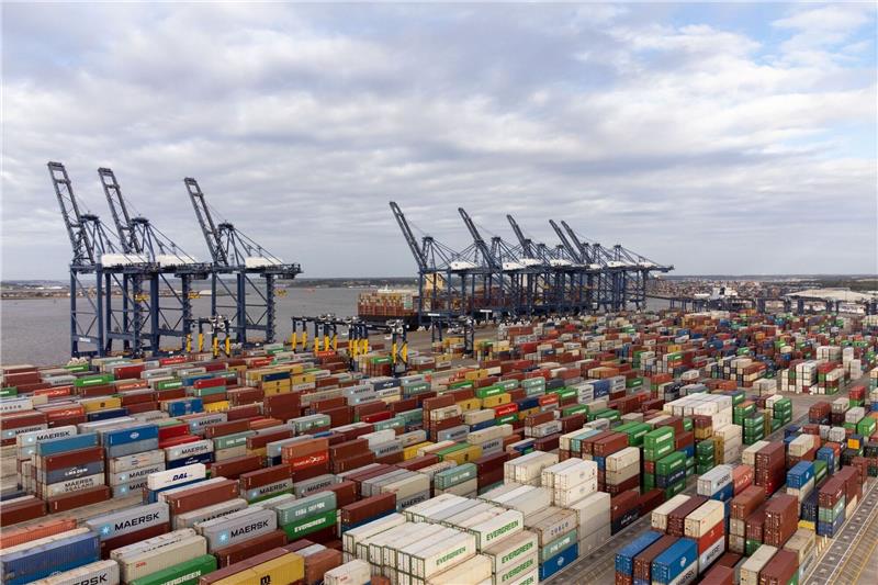 Brexit mit Folgen für Arbeitsmarkt und Inflation Container am Hafen von Felixstowe in Suffolk.