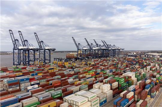Container am Hafen von Felixstowe in Suffolk.