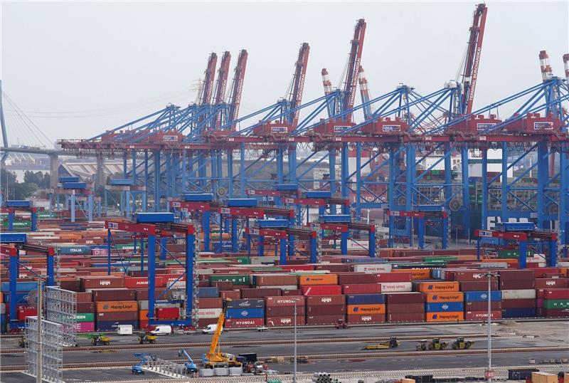 Ifo-Institut: Exportindustrie schöpft Hoffnung Container auf dem Terminal Burchardkai im Hamburger Hafen.
