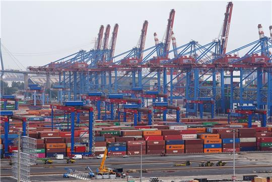 Container auf dem Terminal Burchardkai im Hamburger Hafen.
