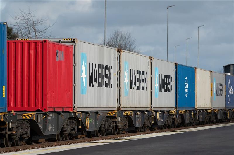 Netzagentur: Bahn verliert Anteile im Fern- und Güterverkehr Container auf einem Güterzug: ie Wettbewerber sind der Deutschen Bahn auf den Fersen.