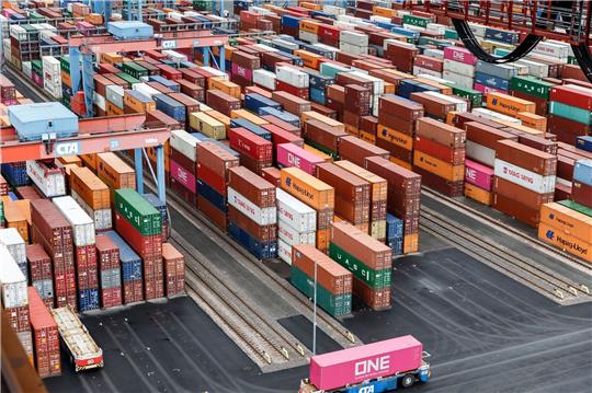 Container im Containerterminal Altenwerder in Hamburg.