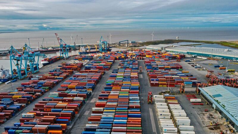 Brexit schadet Kleidungs- und Schuhexporten in EU Container im Hafen von Liverpool: Großbritannien ist seit 2021 nicht mehr Mitglied des EU-Binnenmarkts und der Zollunion.