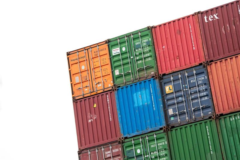 OECD erwartet für 2023 langsameres Wirtschaftswachstum Container im Hamburger Hafen: Die OECD erwartet für 2023 ein langsameres Wirtschaftswachstumstehen.