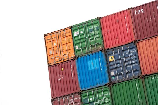 Container im Hamburger Hafen: Die OECD erwartet für 2023 ein langsameres Wirtschaftswachstumstehen.
