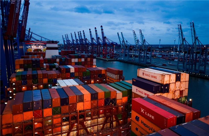 Deutscher Exportüberschuss mehr als halbiert Container in Hamburg am Burchardkai auf dem Deck eines Frachters.