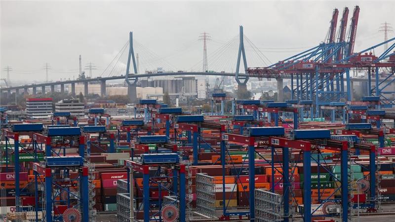 Hafenwirtschaft fordert Beachtung im neuen Koalitionsvertrag Container lagern auf dem Containerterminal Burchardkai im Hamburger Hafen.