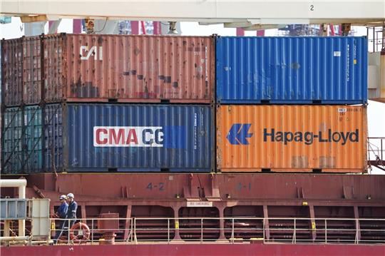 Container stehen gestapelt auf einem Containerschiff im Hamburger Hafen: Die EU-Staaten haben grünes Licht für die Unterzeichnung eines Freihandelsabkommen mit Neuseeland gegeben.