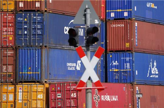 Container stehen gestapelt auf einem Terminal im Hamburger Hafen.