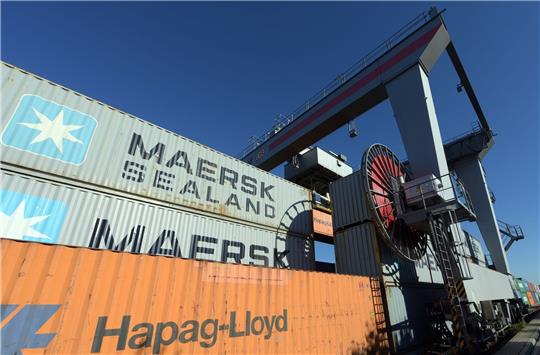 Container von Hapag-Lloyd und Maersk stehen im Umschlagbahnhof. Die Containerreedereien Hapag-Lloyd und Maersk haben eine Zusammenarbeit vereinbart.
