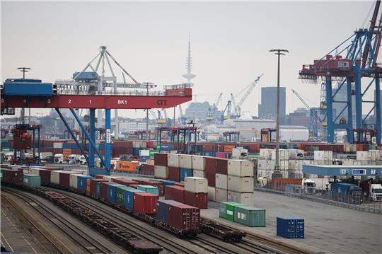 Container werden auf dem Terminal Tollerort der Hamburger Hafen und Logistik AG (HHLA) umgeschlagen.