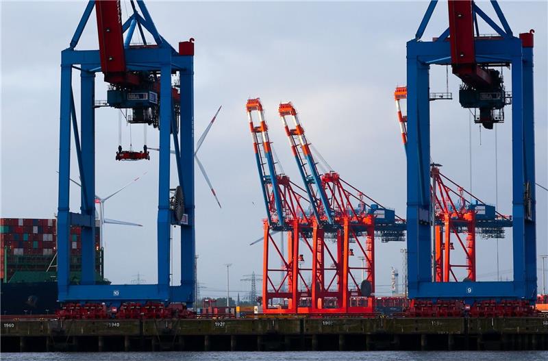 Ifo-Umfrage: Exporterwartungen gehen zurück Containerbrücken am Containerterminal von Eurogate in Hamburg (Symbolbild).