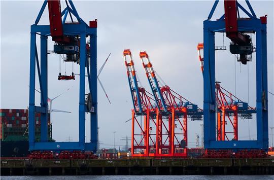 Containerbrücken am Containerterminal von Eurogate in Hamburg (Symbolbild).