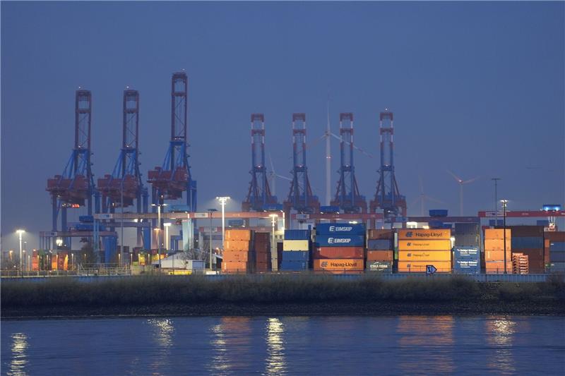 Küstenländer fordern vom Bund weiter mehr Geld für Seehäfen Containerbrücken und Container sind auf einem Container Terminal im Hamburger Hafen zu sehen. Das Bundeskabinett will an diesem Mittwoch eine Nationale Hafenstrategie beschließen.