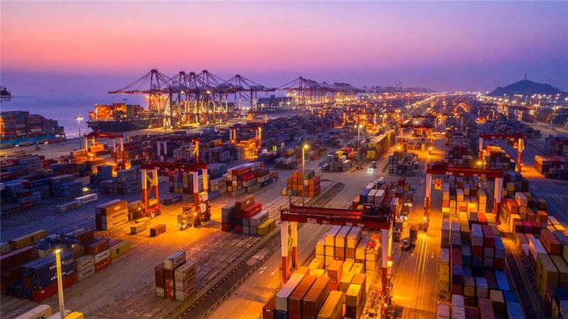 Warnungen aus der EU nach Trumps Ankündigung höherer Zölle Containerhafen in Shanghai: Deutschland und die EU sind über Trumps Ankündigung besorgt, China warnt vor einem Handelskrieg.