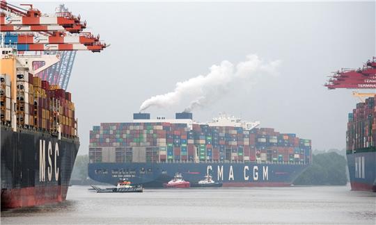 Containerschiff «CMA CGM Zheng He» der französischen Redderei CMA CGM. Das Schifffahrts- und Logistikunternehmen CMA CGM will Bolloré Logistics für 5,1 Milliarden Dollar kaufen.