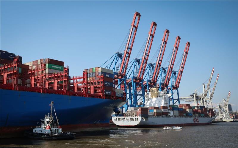 „Ein Aufschwung sieht anders aus”: März-Export schwächelt Containerschiffe am Terminal Tollerort der Hamburger Hafen: «Die schwächelnde Weltkonjunktur nagt merklich an den deutschen Exporten.»