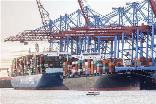 Containerschiffe im Hamburger Hafen. Die deutsche Wirtschaft ist 2022 ganz leicht gewachsen.