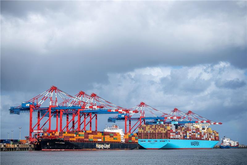 Wissing betont engere Zusammenarbeit deutscher Häfen Containerschiffe liegen am JadeWeserPort Wilhelmshaven.