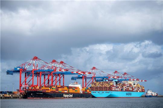 Containerschiffe liegen am JadeWeserPort Wilhelmshaven.