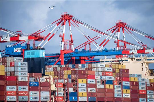Containerschiffe liegen am Wilhelmshavener Tiefwasserhafen Jade-Weser-Port. Gesunkene Importe und Exporte haben im Juni die Handelsbilanz beeinflusst.