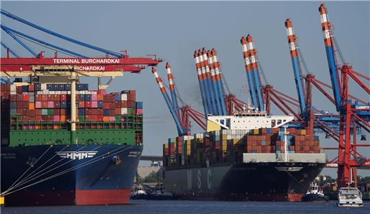 Containerschiffe liegen an einem Containerterminal im Hafen.