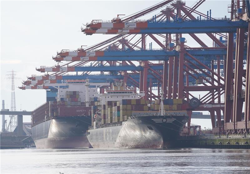 Klimaneutraler Umbau: Reedereichefs fordern globale Regeln Containerschiffe werden am Eurogate Container Terminal im Hamburger Hafen abgefertigt.