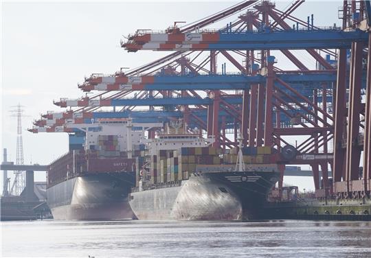 Containerschiffe werden am Eurogate Container Terminal im Hamburger Hafen abgefertigt.
