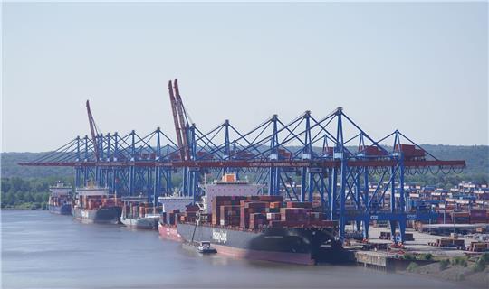 Containerschiffe werden im Hafen am Containerterminal Altenwerder abgefertigt.