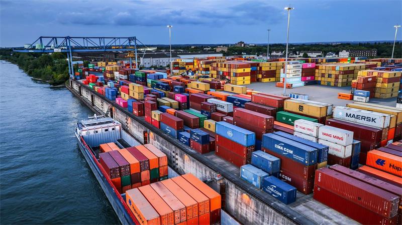 Containerumschlag im Duisburger Hafen: Der Auftragseingang in der deutschen Industrie hat im Mai wieder zugelegt. (Archivbild)