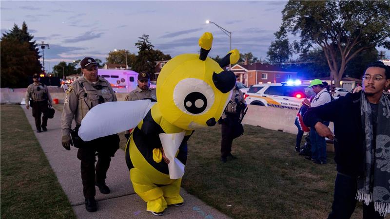 Bilder des Tages Cook County Sheriffs ziehen einen Demonstranten in einem Kostüm zurück, während sie eine Ausgangssperre vor der US-Einwanderungs- und Zollbehörde in Broadview, Illinois, durchsetzen.