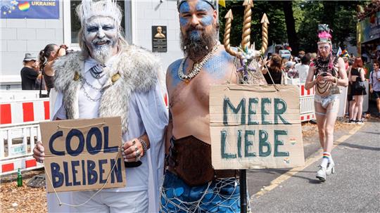 Cool bleiben: Der Appell eines Teilnehmers an einem Christopher Street Day (CSD) in Hamburg. (Illustration)
