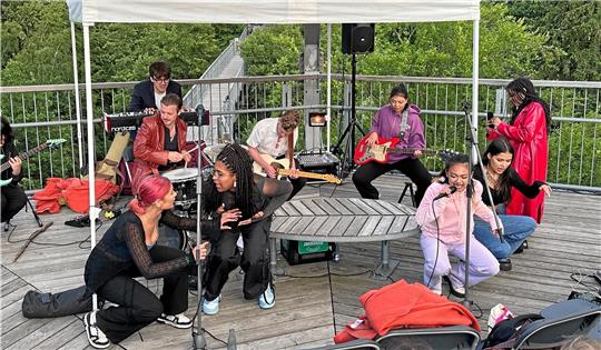 Cool und chillig: Soul of Braunschweig sorgen auf der Hauptplattform mit ihrer Performance für ein sommerliches Großstadtgefühl. Foto: Schlegel
