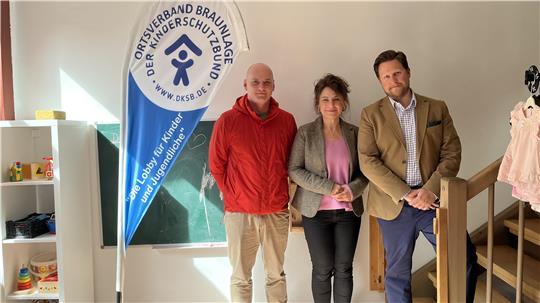 Cordula Dähne-Torkler, Vorsitzende des Kinderschutzbundes Braunlage, freut sich über die Spende vom Betriebsratsvorsitzenden Slawomir Kubicki (l.) und Klinikmanager Dorian Denner von den Asklepios Harzkliniken.